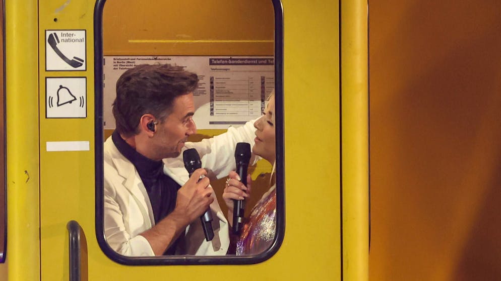 Tiefe Blicke in Telefonzelle. Beatrice Egli und Florian Silbereisen kommen sich näher