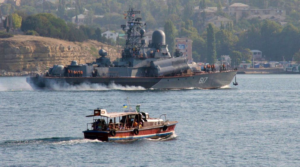 La nave missilistica russa «Mirage» entra nel porto di Sebastopoli sul Mar Nero venerdì 22 agosto 2008, in Ucraina.