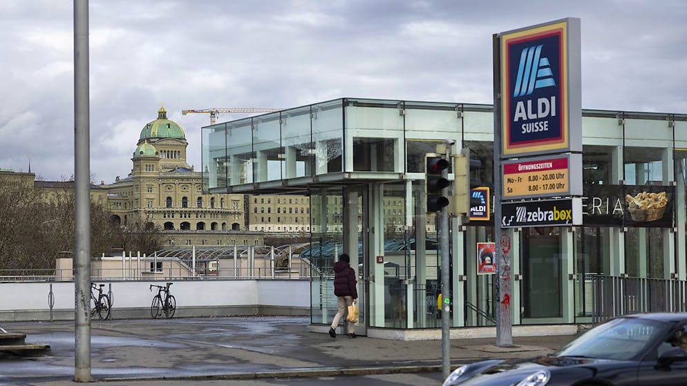 Discounter pays the most. Aldi raises minimum wages again