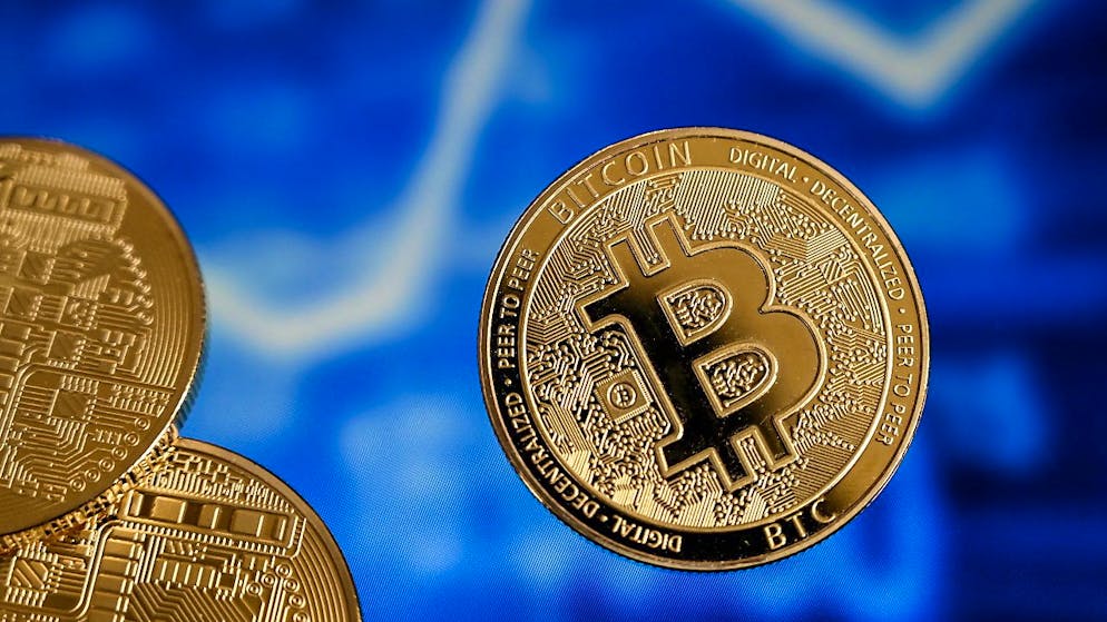 Der Bitcoin ist auf ein neues Jahreshoch gestiegen. Anleger hoffen darauf, dass bald erste Bitcoin-ETFs zugelassen werden könnten.