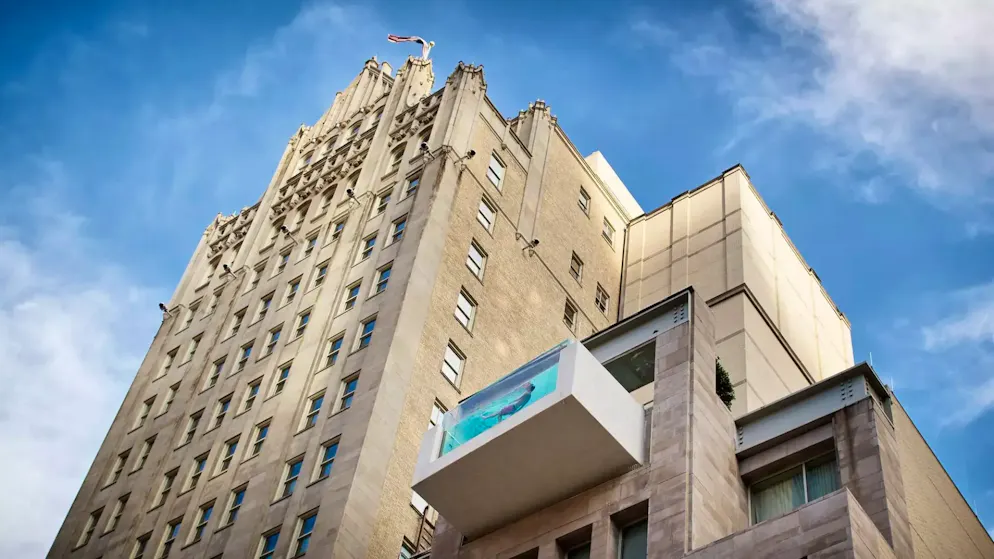 Die 10 coolsten Pools der Welt. Das «Joule Hotel» eröffnete in einem alten Bankgebäude in der Innenstadt von Dallas. Das Spezielle an seinem Pool: Es schwebt gut zwei Meter über dem Abgrund. Da bekommt der Begriff «am Pool abhängen» doch gleich eine ganz neue Bedeutung.
