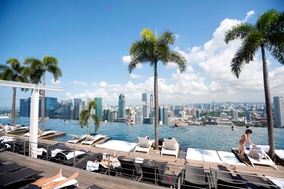 Die 10 coolsten Pools der Welt. Starten wir doch gleich mit einem Superlativ, dem grössten Rooftop-Infinitypool der Welt: Die Erholungsoase befindet sich auf dem Dach des «Marina Bay Sands Hotel» und bietet einen atemberaubenden Blick auf die Skyline von Singapur. Zugang hat man leider nur als Hotelgast. Wer nur einen Blick riskieren möchte, kann das mit einem 20 Franken-Ticket für die Aussichtsplattform.