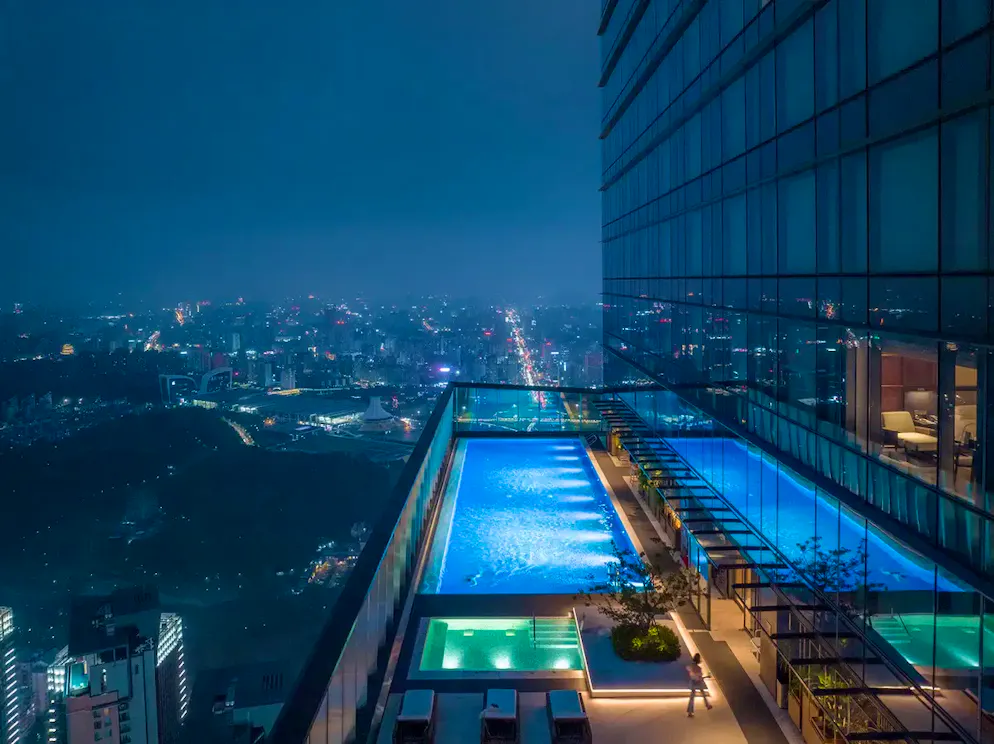 Die 10 coolsten Pools der Welt. Hoch, höher, «Guangxi China Resources Tower». Dieser Pool ist nichts für schwache Nerven: Kein Wunder, gehört diese Schwimm-Oase zu den coolsten Pools der Welt. Der Ausblick auf die Skyline der chinesischen 9-Millionen-Metropole Nanning ist spektakulär.