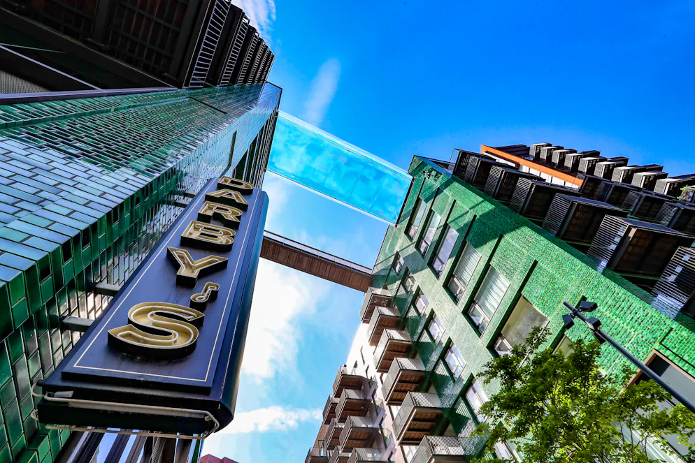 Die 10 coolsten Pools der Welt. Vom Deep Dive in luftige Höhen: Höhenangst solltest du beim «Sky Pool» der Londoner Luxusimmobilie «Embassy Gardens» nicht haben. Der freischwebende Pool mit Glasboden verbindet zwei Wohnblöcke und bietet mit einer Länge von knapp 25 Metern ein atemberaubendes Badeerlebnis mit Blick auf die britische Hauptstadt. Zugang hat leider nur, wer eines der Luxusapartments angemietet hat.