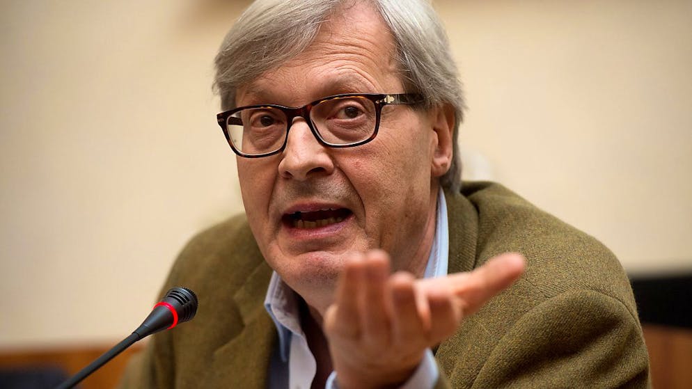 Il celebre critico d'arte italiano Vittorio Sgarbi è indagato