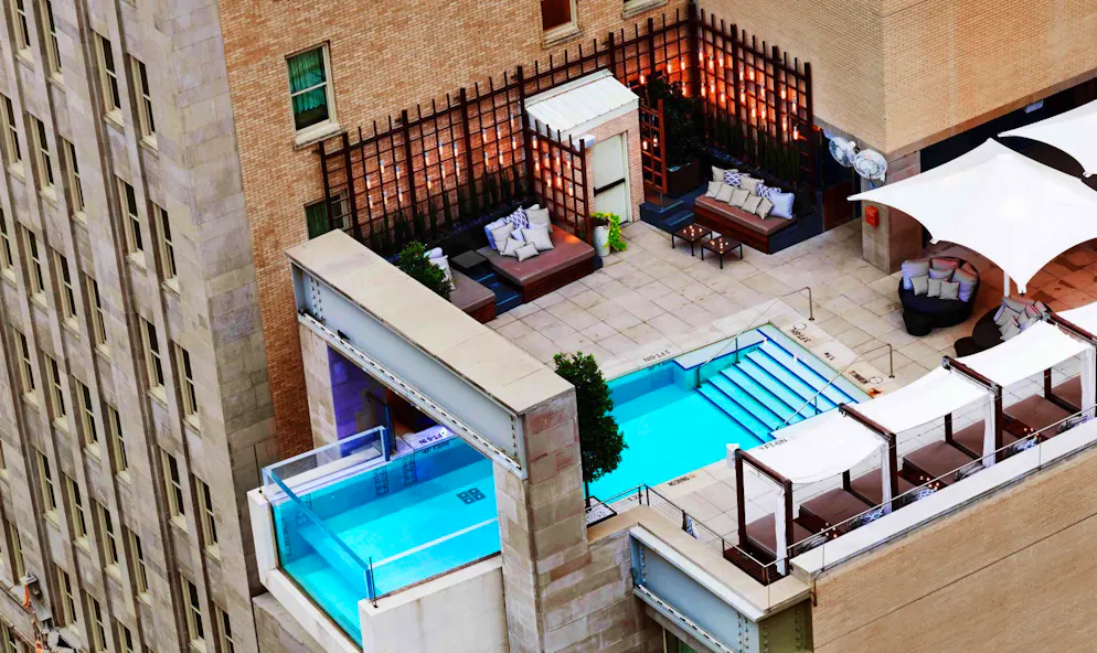 Die 10 coolsten Pools der Welt. In der Draufsicht sieht das Ganze dann ein bisschen harmloser aus. Im Vergleich zum «Marina Bay Sands Hotel» sind die Preise im «Joule Hotel» übrigens ab rund 300 Schweizer Franken fürs Doppelzimmer auch um einiges moderater.
