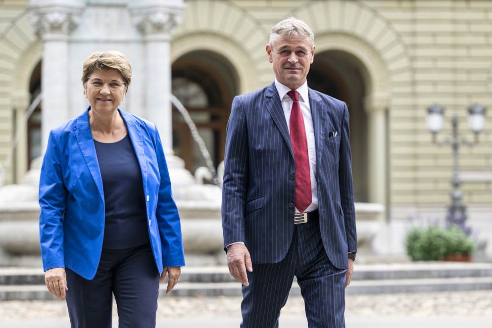 La consigliera federale Viola Amherd con Jean-Daniel Ruch, che rinuncia al posto di Segretario di Stato alla sicurezza.