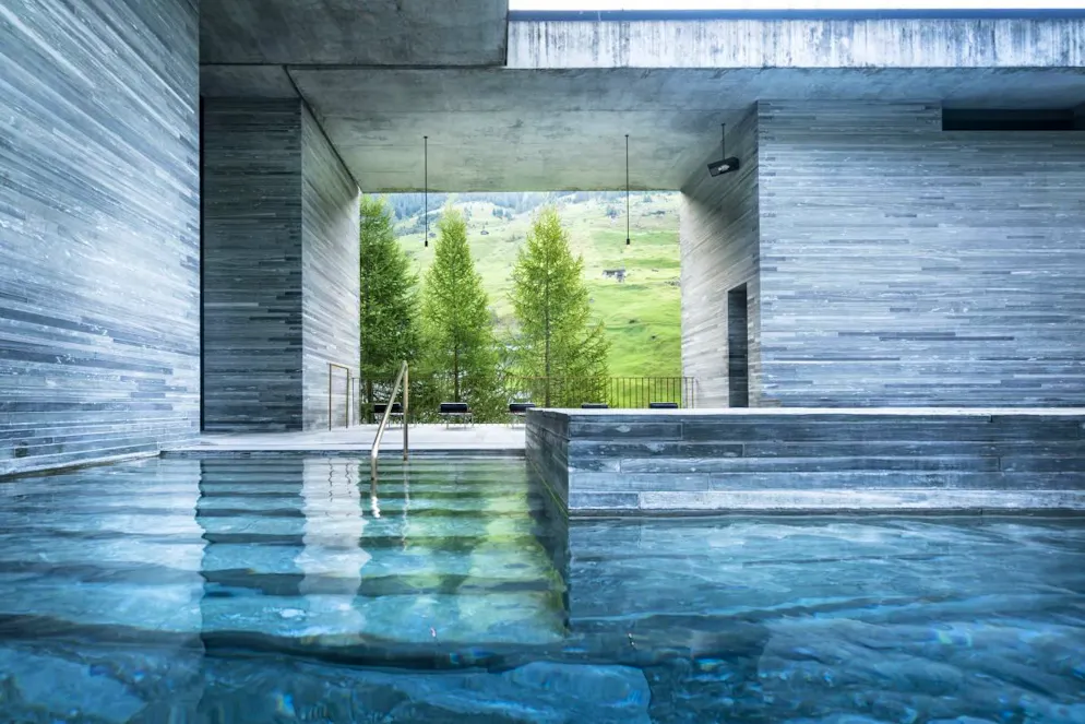 Die 10 coolsten Pools der Welt. Die Wassertemperatur in der Therme Vals beträgt zwar «nur» 30 Grad, dafür schwimmt man in einem architektonischen Highlight. Das vom Architekten Peter Zumthor aus einheimischem Quarzit erstellte Bad steht da, wo die einzige Thermal-Mineralquelle Graubündens aus dem Boden kommt. Vor allem im Winter ein Geheimtipp.