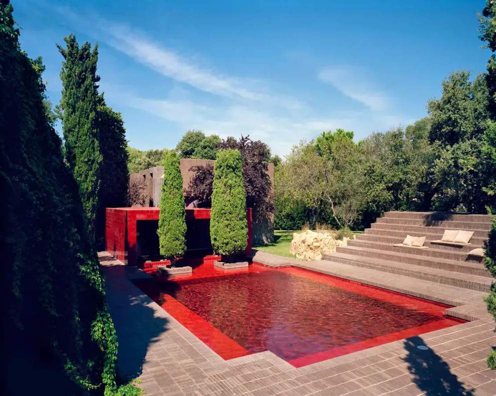 Die 10 coolsten Pools der Welt. Darf's ein bisschen Farbe sein? Nicht für klassisches Poolblau, sondern für Rot hat sich der Eigentümer dieser extravaganten Beckenanlage entschieden. Kleiner Wermutstropfen: Die moderne Villa mit Pool an der Costa Brava in Spanien ist leider in Privatbesitz. Wer unbedingt in einem roten Becken planschen möchte, sollte sich in thailändischen Hotels umschauen. Denn Rot ist im kommen!