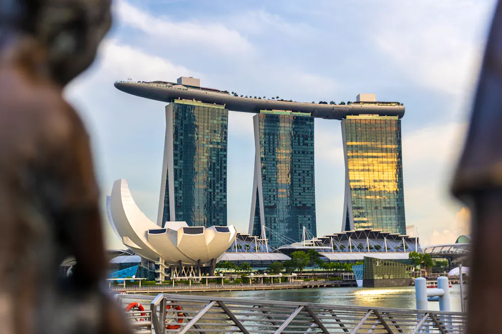 Die 10 coolsten Pools der Welt. Und so sieht das  «Marina Bay Sands Hotel» von unten aus. Die Poolanlage befindet sich ganz oben auf dem 57. Stockwerk. Ziemlich eindrücklich, oder?