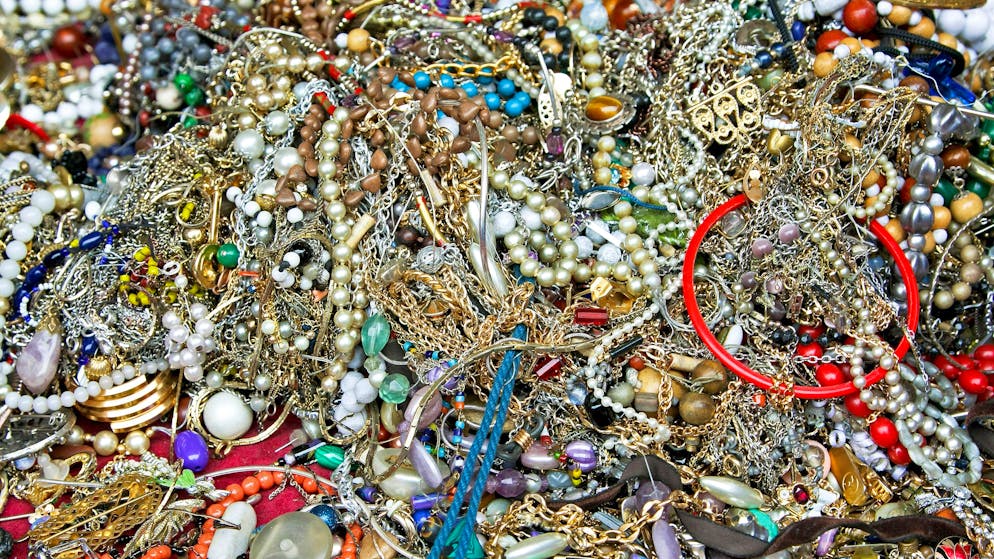 Rencontre avec un détective privé. Le mystérieux voleur de bijoux et autres petites cachotteries