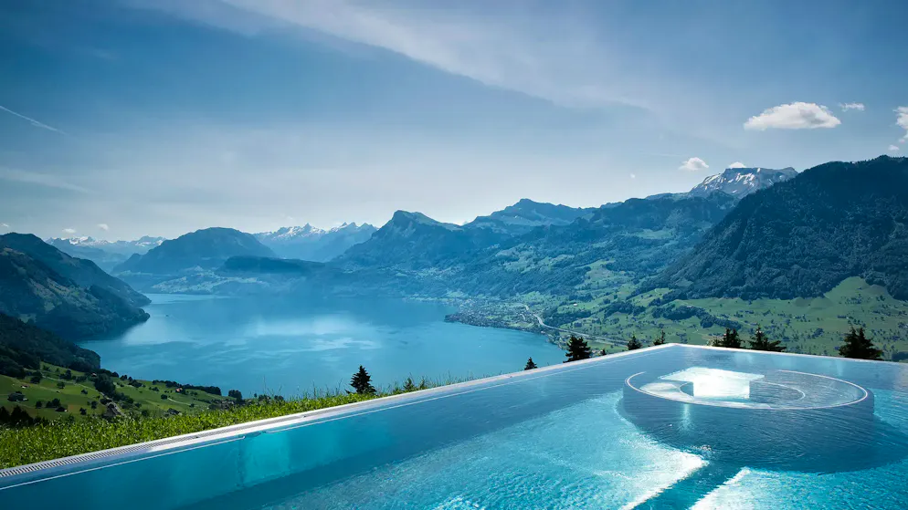 Die 10 coolsten Pools der Welt. Back to Switzerland: Auch bei uns lässt sich traumhaft baden, und das zu jeder Jahreszeit. Das Spa mit Pool im Hotel Villa Honegg gilt als eine der schönsten Wellness-Oasen in der Schweiz. Der Aussenpool hat 34 Grad. Je nach Witterung schaut man auf den See mit Bergpanorama oder auf ein Nebelmeer. Mit etwas Glück kann man sich auch ohne Übernachtung ins Spa einbuchen.