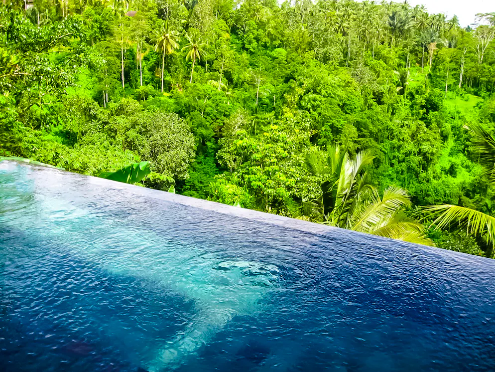 Die 10 coolsten Pools der Welt. Im «The Ubud Hanging Gardens Hotel» spielen Farbkontraste ebenfalls eine Hauptrolle: Zum Poolblau gesellt sich hier ein knackiges Urwaldgrün. Condé Nast Traveler kürte den Kaskaden-Pool zum besten Swimmingpool der Welt. Zum balinesische Resort im Dschungel von Ubud gehören auch eine Reihe von Luxusvillen, die alle über ihren eigenen Infinity-Pool verfügen.