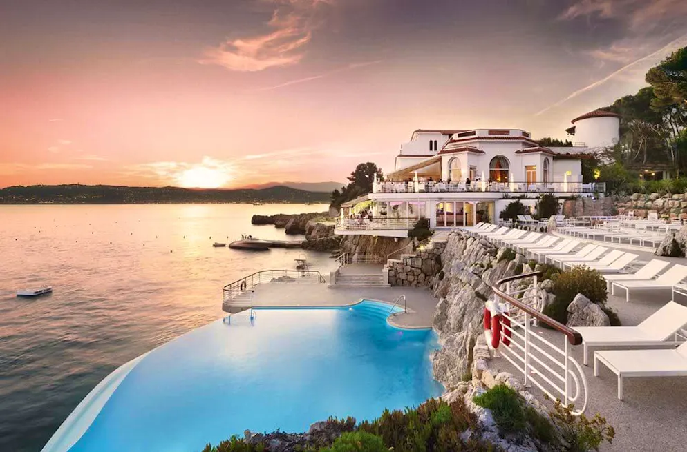 Die 10 coolsten Pools der Welt. Nähern wir uns wieder heimischen Gefilden: Frankreich, «Hôtel du Cap-Eden-Roc». Das wohl berühmteste Hotel an der Côte d’Azur wartet mit einem traumhaften Pool auf. Das Becken wurde aus dem Basaltstein gesprengt und  ist mit Salzwasser gefüllt. Sonnenuntergänge gibt's gratis dazu.