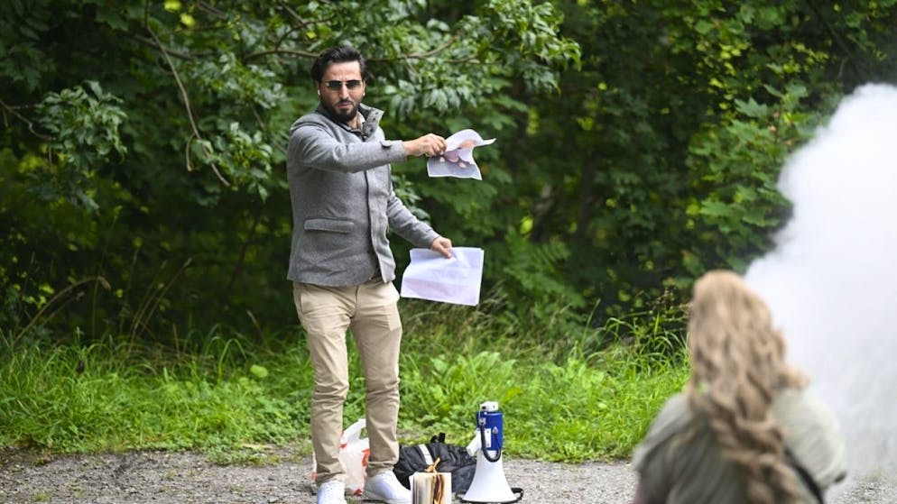 Salwan Momika ha bruciato copie del Corano in diverse manifestazioni in Svezia, ad esempio il 18 agosto scorso davanti all'ambasciata irachena a Stoccolma.