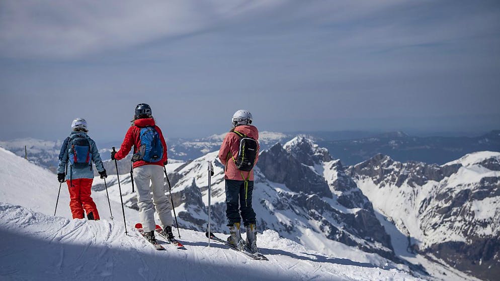 Οι σκιέρ απολαμβάνουν μια μέρα σκι στο Titlis πάνω από το Engelberg (φωτογραφία αρχείου).