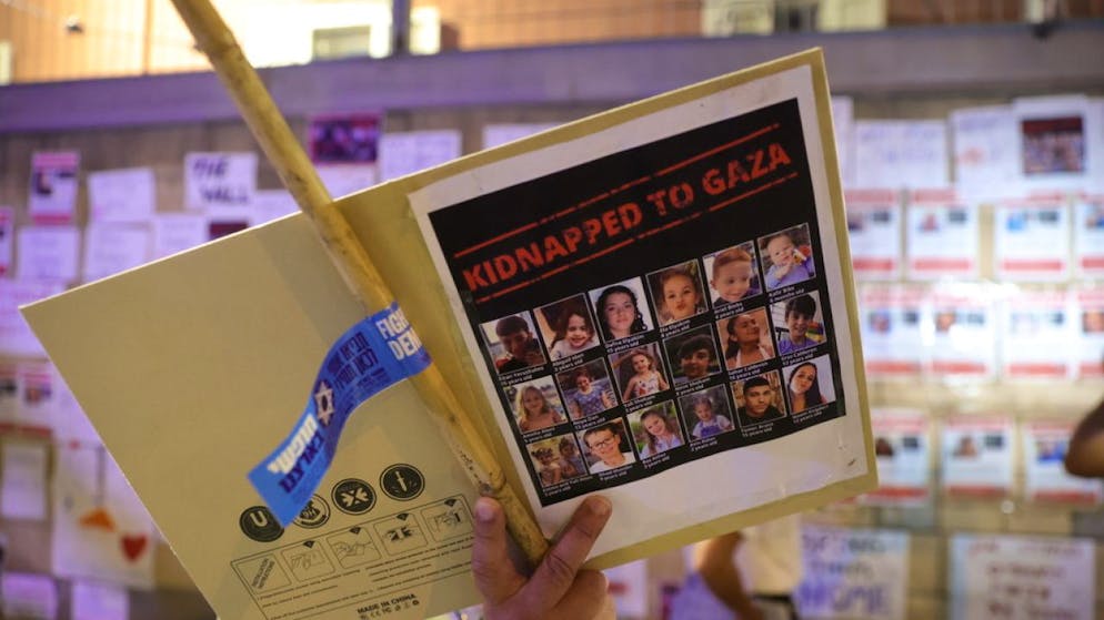 Secondo Hamas una cinquantina di ostaggi israeliani è rimasta uccisa negli attacchi dell'esercito dello Stato ebraico alla Striscia di Gaza.