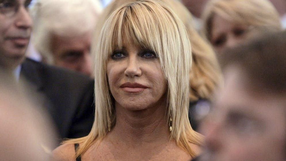 Addio a Suzanne Somers. Suzanne Somers è morta di cancro il 15 ottobre 2023. Soffriva anche di pressione alta e di una malattia al cervello.