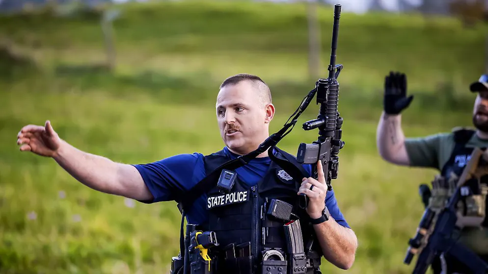 Diversi veicoli della polizia e dell'Fbi avevano assediato la casa dell'uomo che ha massacrato 18 persone e ne ha ferite altre 13 in due sparatorie nel Maine.