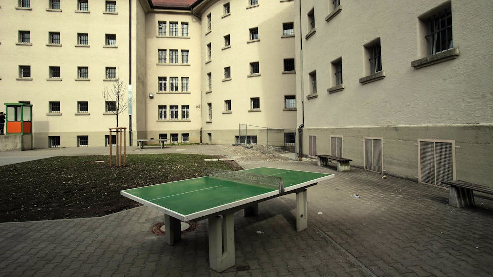 Der Innenhof der Justizvollzugsanstalt Landsberg am Lech mit einem Pingpong-Tisch.