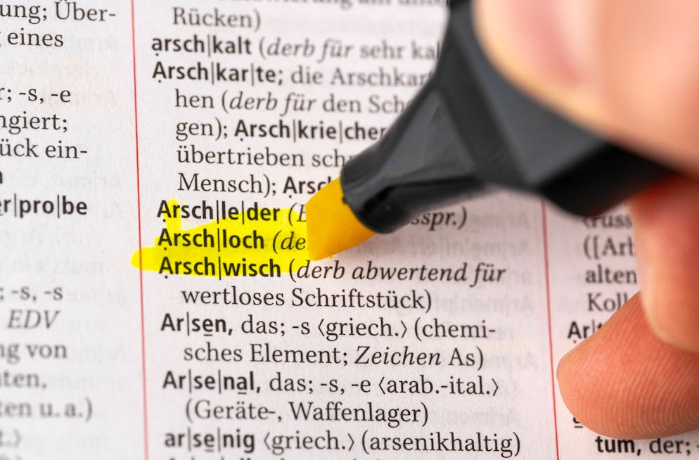 Fluchen lässt einen Menschen nicht unbedingt höflich erscheinen, hat aber überraschend positive Effekte: Es lindert Schmerzen und stärkt Beziehungen.