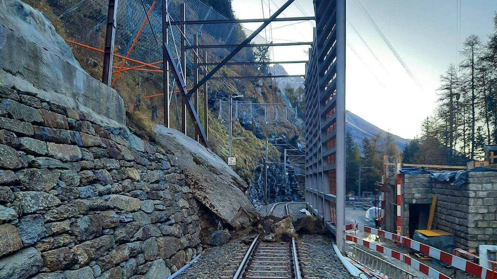 La caduta di massi che ha danneggiato la linea del Bernina  