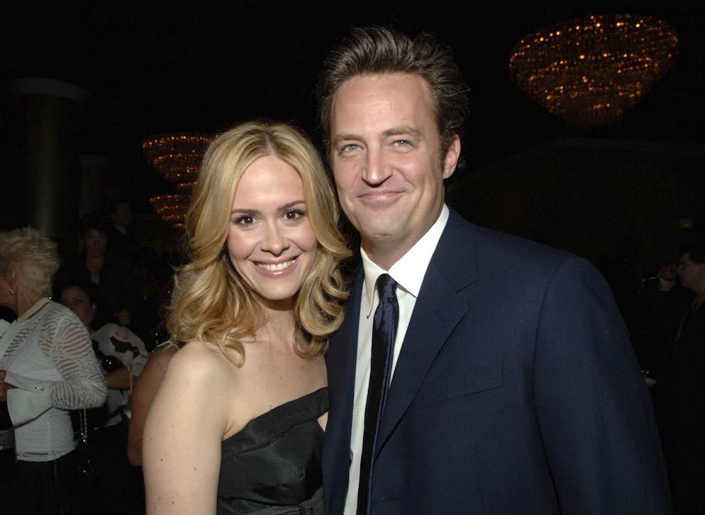 È morto Matthew Perry, l’indimenticabile Chandler di «Friends». L'attrice Sarah Paulson, a sinistra, con Matthew Perry partecipano a una serata di beneficenza della Lili Claire Foundation, tenutasi al Beverly Hilton Hotel l'8 ottobre 2019. 