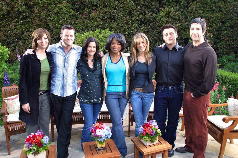 È morto Matthew Perry, l’indimenticabile Chandler di «Friends». Tutto il cast di «Friends» con al centro la conduttrice del talk show Oprah Winfrey il 19 aprile 2004.