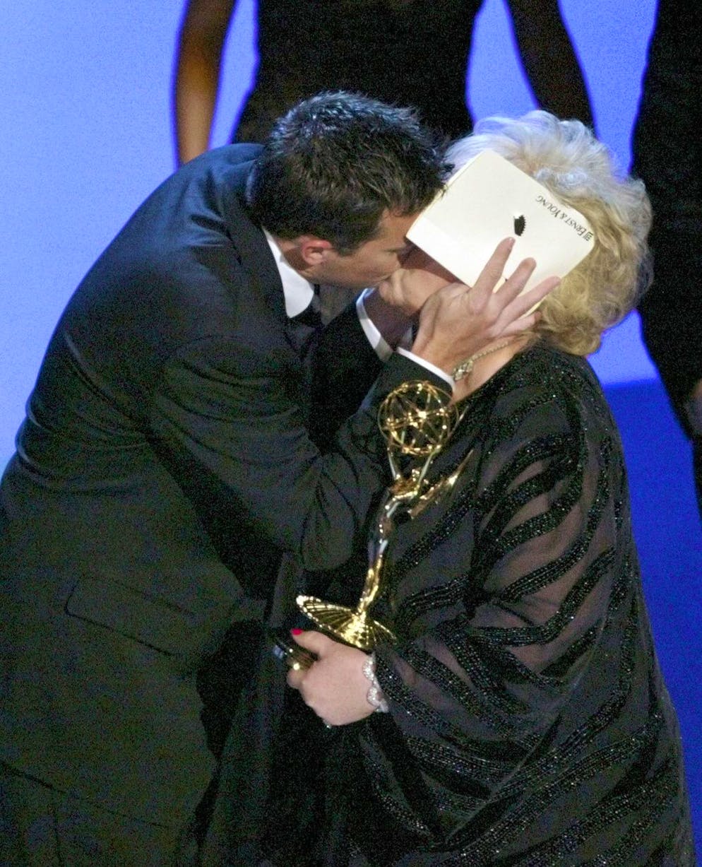 È morto Matthew Perry, l’indimenticabile Chandler di «Friends». L'attrice Doris Roberts viene baciata dalla star di «Friends» Matthew Perry dopo aver accettato il premio come miglior attore non protagonista in una serie comica per il suo lavoro in «Everybody Loves Raymond» alla 55esima edizione dei Primetime Emmy Awards domenica 21 settembre 2003, a Los Angeles.