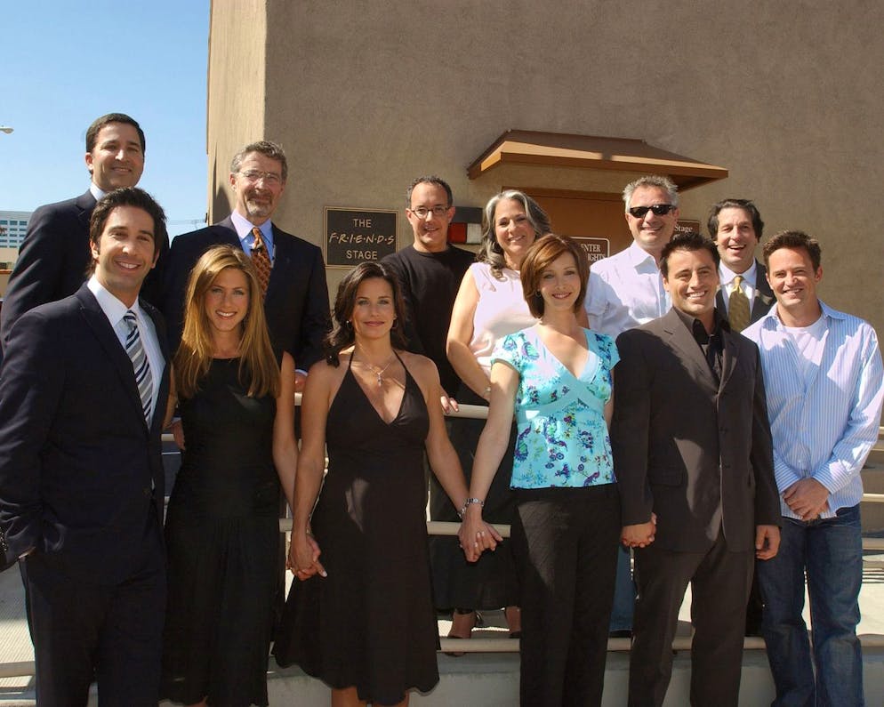 È morto Matthew Perry, l’indimenticabile Chandler di «Friends». Il cast di «Friends» nel maggio 2004 durante una cerimonia di inaugurazione a Los Angeles. Da sinistra a destra ci sono David Schwimmer, Jennifer Aniston, Courteney Cox Arquette, Lisa Kudrow, Matt LeBlanc e Matthew Perry. Nell'ultima fila da sinistra a destra ci sono il vicepresidente esecutivo del gruppo televisivo Warner Bros. Bruce Rosenblum; Presidente e CEO della Warner Bros. Entertainment, Inc. Barry Meyer; i produttori esecutivi David Crane, Marta Kauffman, Kevin Bright e il presidente della Warner Bros. Television Peter Roth. 