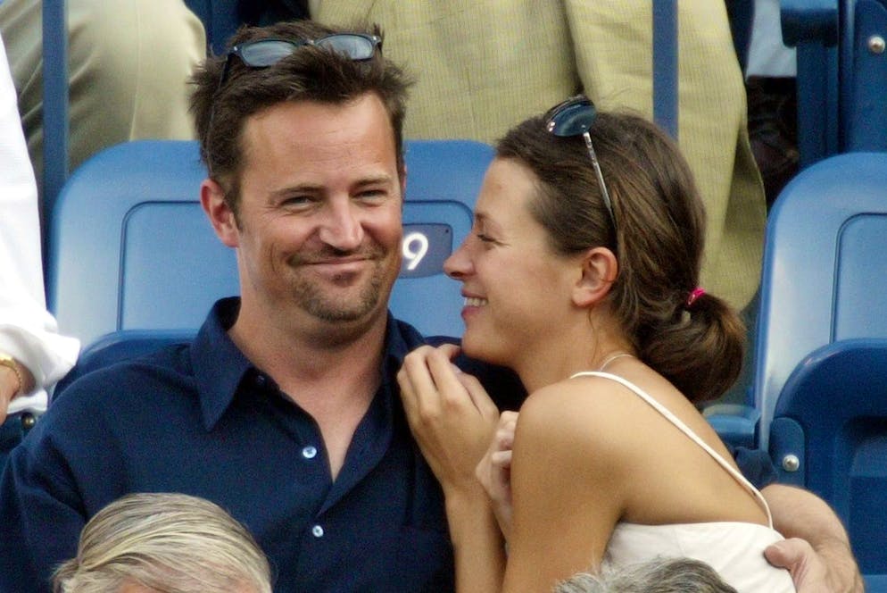 È morto Matthew Perry, l’indimenticabile Chandler di «Friends». Matthew Perry e la sua ragazza di allora, Rachel Dunn, guardano la finale maschile dell'US Open di Flushing Meadows. Era il 2003.