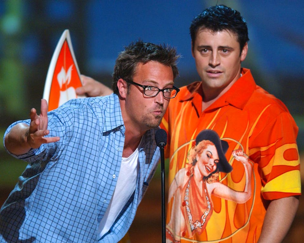 È morto Matthew Perry, l’indimenticabile Chandler di «Friends». Matthew Perry, a sinistra, e Matt LeBlanc accettano il Choice TV Comedy Award per  «Friends» ai Teen Choice Awards. Era il 2002.