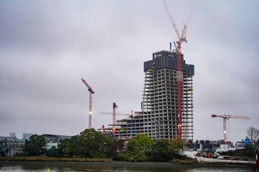 Elbtower in Hamburg - Baustopp im Oktober 2023 Medien berichten über die Einstellung der Zahlungen an das Bauunernehmen Lupp durch die österreichische SIGNA-Gruppe des Investors Rene Benko Elbtower in Hamburg - Baustopp im Oktober 2023 Medien berichten über die Einstellung der Zahlungen an das Bauunernehmen Lupp durch die österreichische SIGNA-Gruppe des Investors Rene Benko , *** Elbtower in Hamburg Construction stop in October 2023 Media report on the cessation of payments to the construction company Lupp by the Austrian SIGNA Group of the investor Rene Benko Elbtower in Hamburg Construction stop in October 2023 Media report on the cessation of payments to the construction company Lupp by the Austrian SIGNA Group of