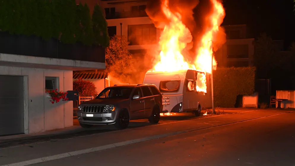 Feuerteufel bei der Feuerwehr. Brandstifter von Schmerikon SG löschte seine eigenen Flammen
