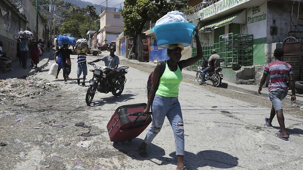 Residenti in fuga dalle violenze nella capitale Port-au-Prince