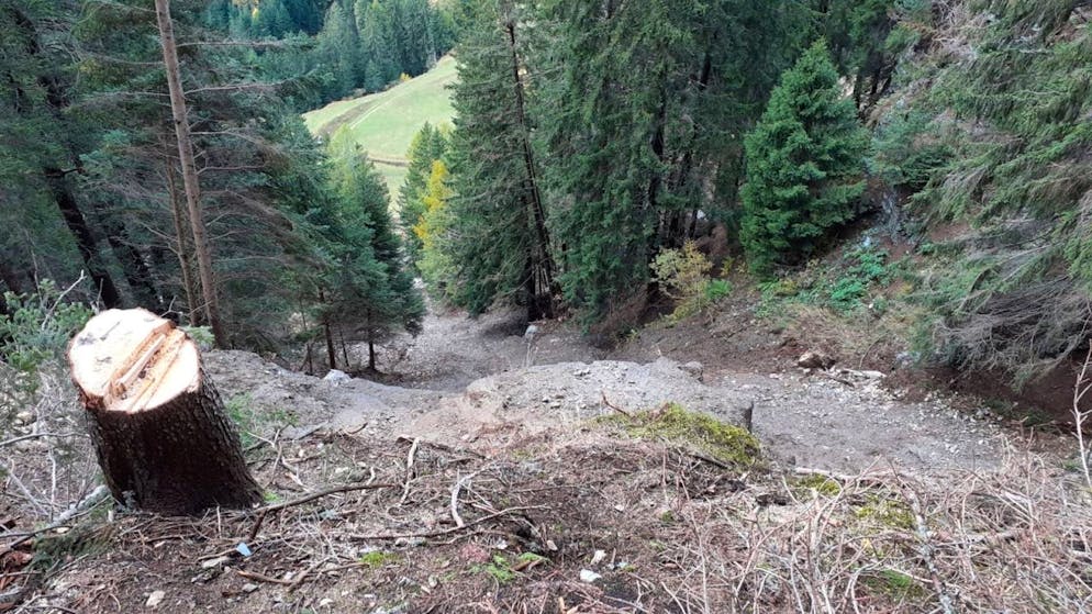 La combinazione tra intense piogge e terreno impervio rendono i lavori di ripristino della strada pericolosi.