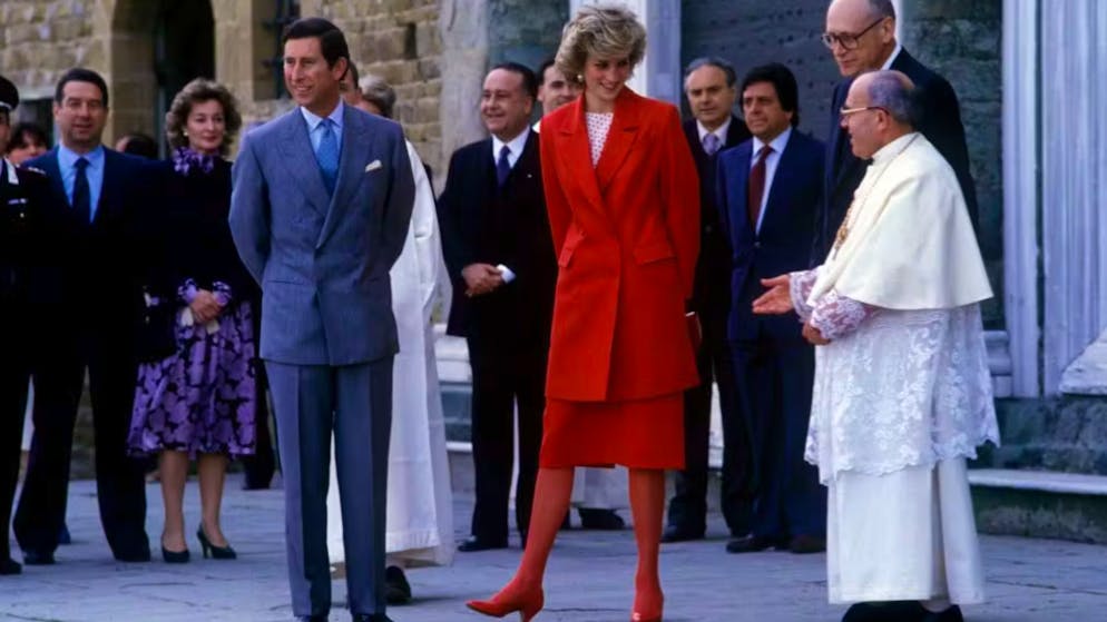 Schon Diana trug sie. Der No-Pants-Trend bleibt dank einer roten Strumpfhose