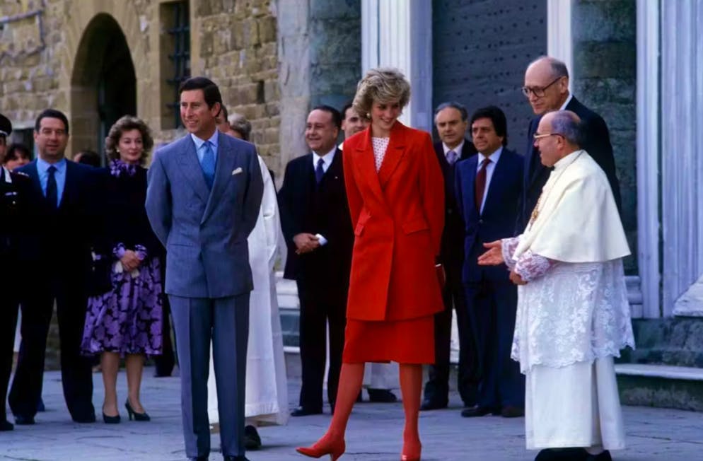 Rote Strumpfhosen sind das Must-have 2023/24. Vorreiterin Prinzessin Diana wusste schon in den 80ern, wie der Style gelingt. Sie schuf dank roter Strumpfhosen einen gewagten Monochrome-Look, als sie im April 1985 mit Prinz Charles eine restaurierte Kirche in Florenz besuchte. 