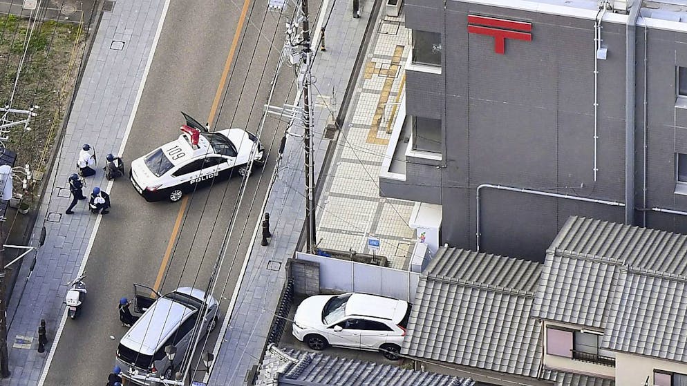 Un uomo che sembra essere armato ha preso in ostaggio un numero imprecisato di persone all'interno di un ufficio postale a Tokyo.