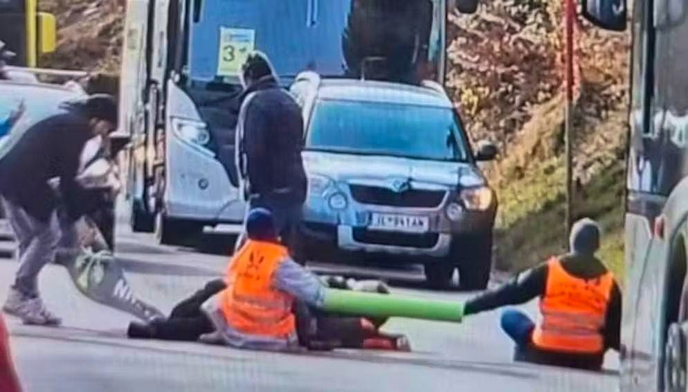 Degli attivisti bloccano la strada per Sölden.
