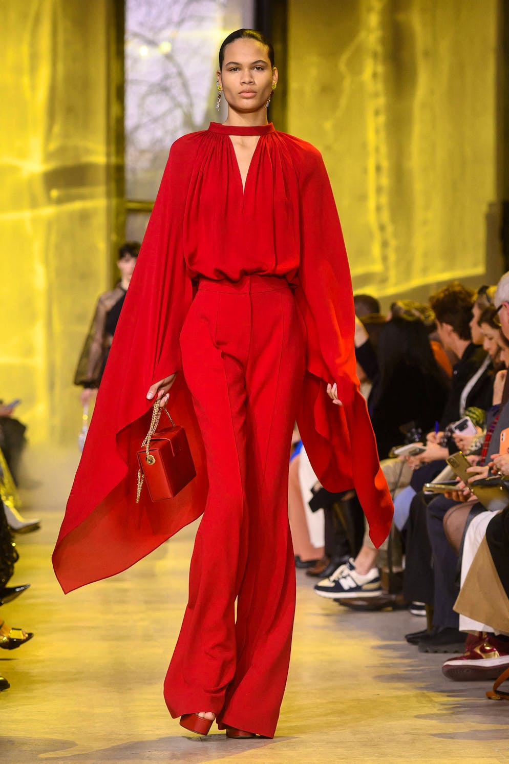 Rote Strumpfhosen sind das Must-have 2023/24. Diesen Herbst-Winter sieht die Modewelt Rot. Gern von Kopf bis Fuss wie hier bei Elie Saab.