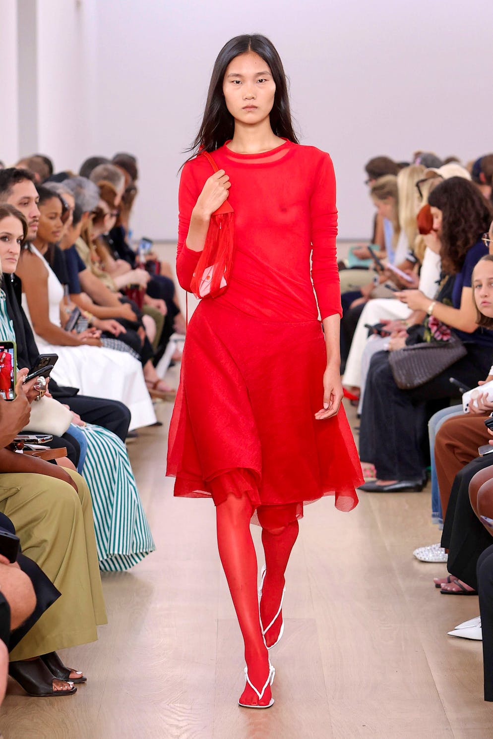 Rote Strumpfhosen sind das Must-have 2023/24. Für den angesagten Monochrome-Style kommt die rote Strumpfhose wie gerufen. Designer, wie hier Proenza Schouler, wollen die Damen auch nächsten Frühling im roten Beinkleid sehen. 