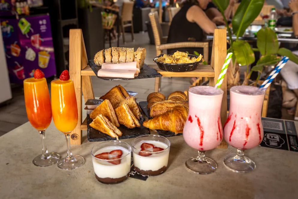 Bitte in Massen geniessen: Zum Brunch gehören für viele auch alkoholhaltige Mimosas, hier in den Gläsern links angerichtet.