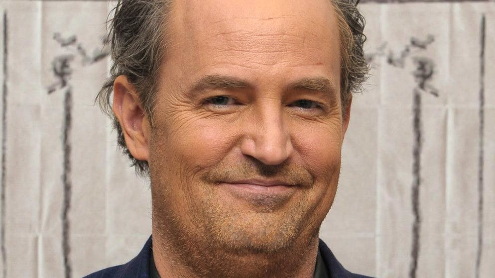 Hollywood. Morte di Matthew Perry, dopo due giorni il cast di «Friends» rompe il silenzio: «Siamo devastati»