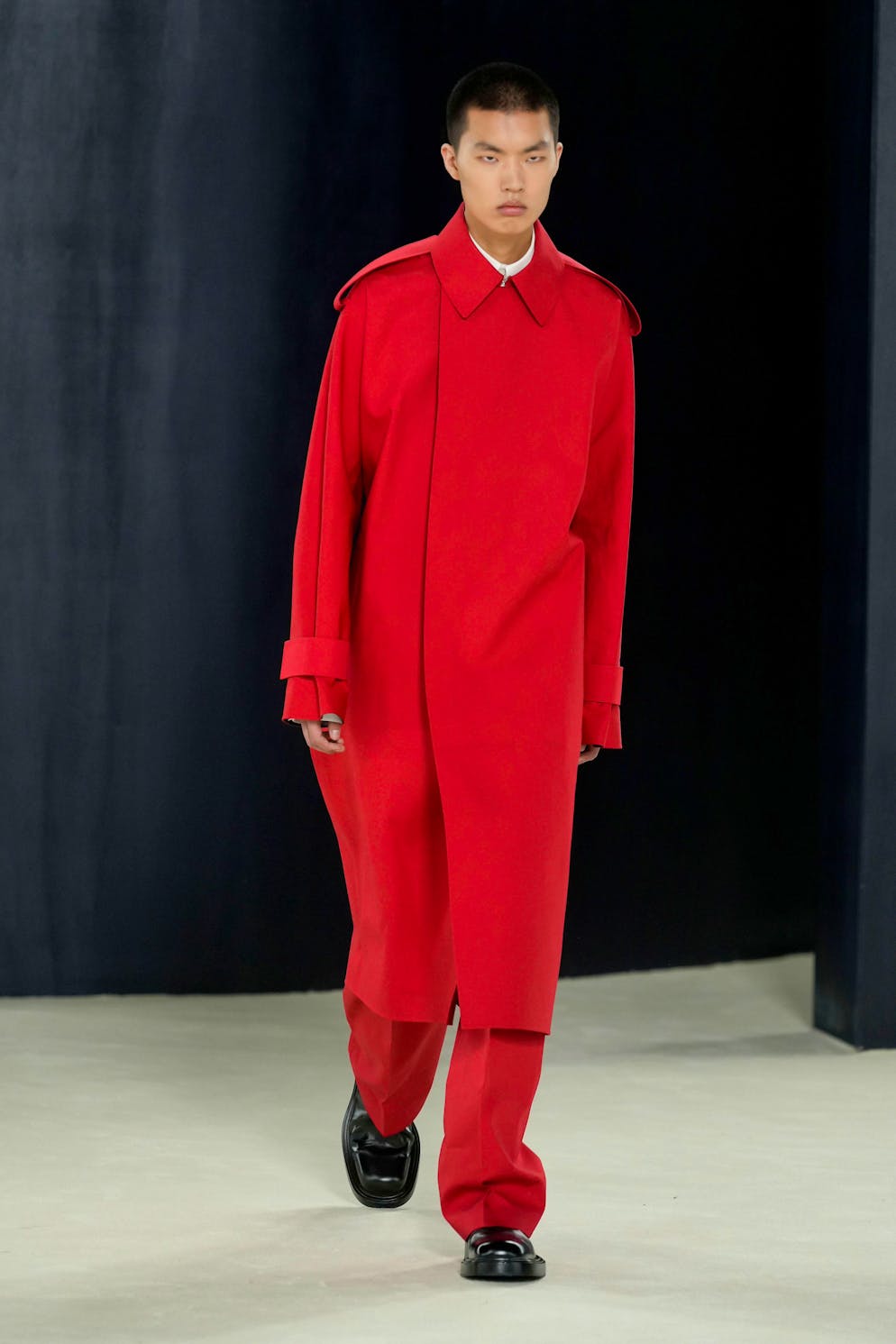 Rote Strumpfhosen sind das Must-have 2023/24. Rot setzt sich auch bei den Herren im All-Over-Look durch. Salvatore Ferragamo stylt  immerhin Schwarz und Weiss zum Look.