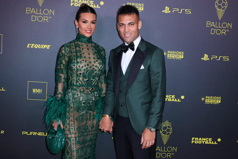 Les looks du tapis rouge du Ballon d'Or 2023. Les tenues d'Agustina Gandolfo, qui portait une robe nue longue avec des manches ornées de plumes, et de Lautaro Martinez, qui portait élégamment du vert sapin, étaient parfaitement coordonnées en terme de couleurs.