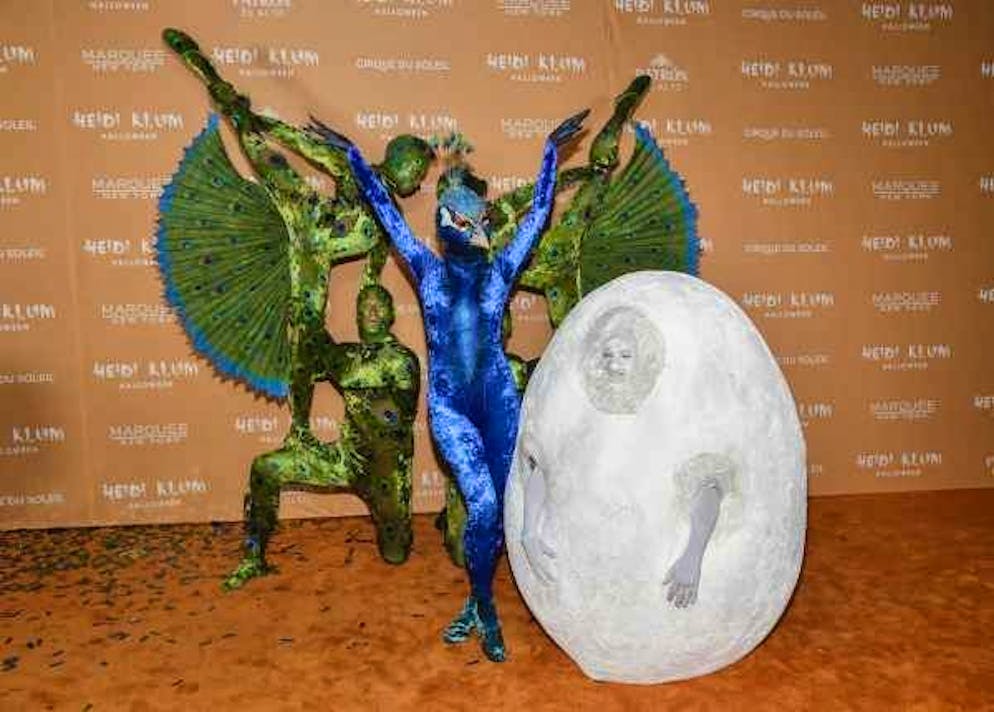 Ecco alcuni dei più stravaganti travestimenti di Halloween di Heidi Klum. ... il marito Tom Kaulitz era camuffato da uovo di pavone.