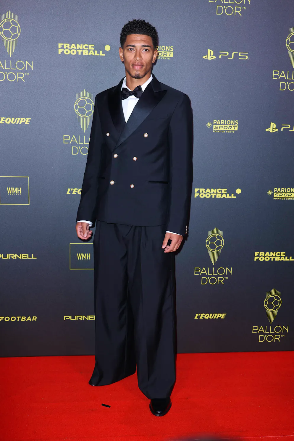 Les looks du tapis rouge du Ballon d'Or 2023. Jude Bellingham, 20 ans, a également accroché les regards, osant porter un look composé d'un blazer croisé avec des boutons dorés et d'un pantalon aux jambes extra-larges. Cet Anglais prouve que la tendance oversize peut être super chic et tombe ainsi dans la catégorie <em>best dressed</em>.
