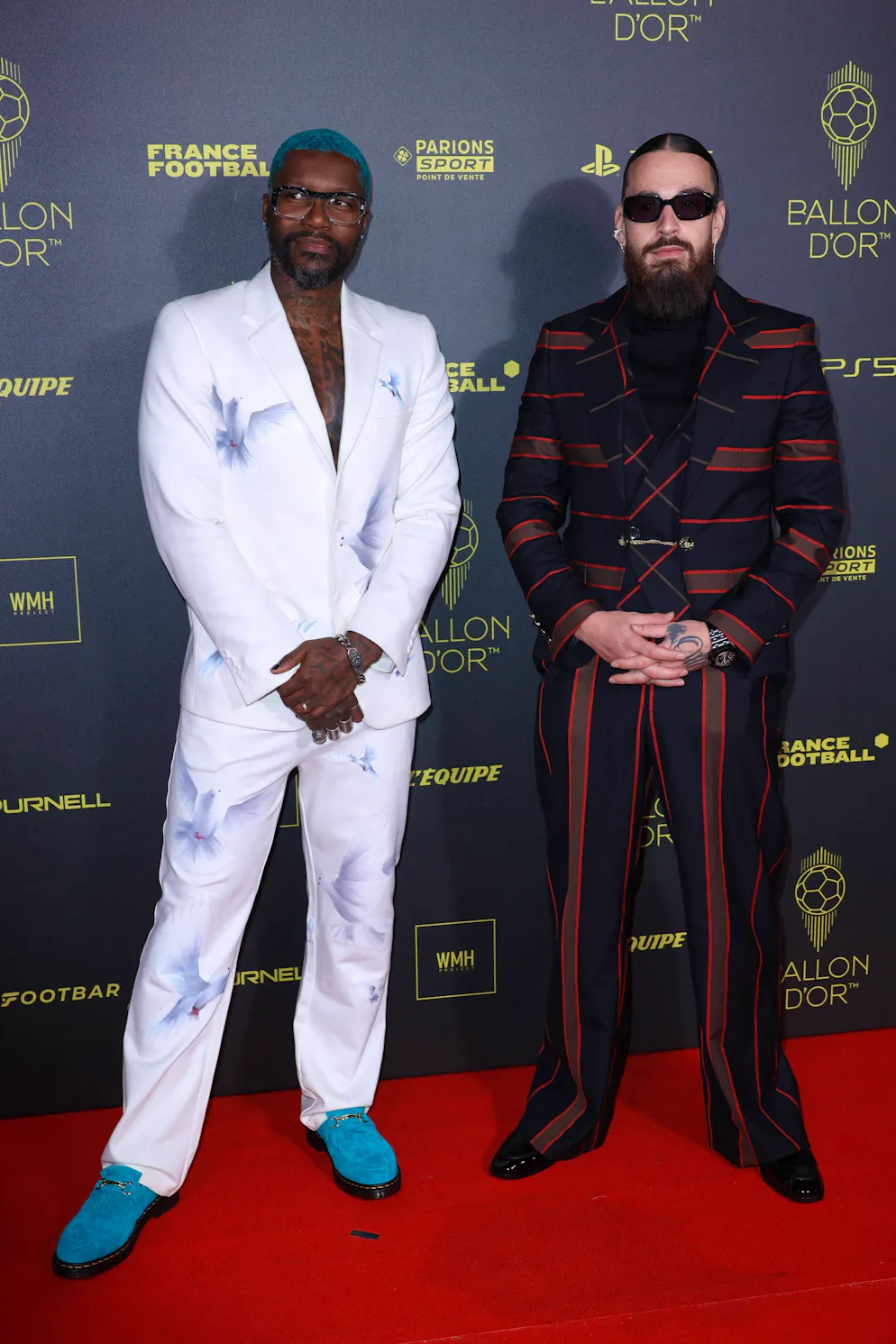 Les looks du tapis rouge du Ballon d'Or 2023. Ces hommes ne reculent devant rien sur les tapis rouges: Djibril Cissé était non seulement audacieux en matière de couleur de cheveux, mais il portait également un costume blanc avec des colombes stylisées, sous lequel il exhibait des tatouages sur sa poitrine. Il avait aussi des mocassins en velours bleu clair – assortis à ses cheveux. À 42 ans, côté mode, il était en bonne compagnie: le rappeur SCH, qui portait des rayures, se rend régulièrement aux fashion weeks et aime s'affirmer visuellement.