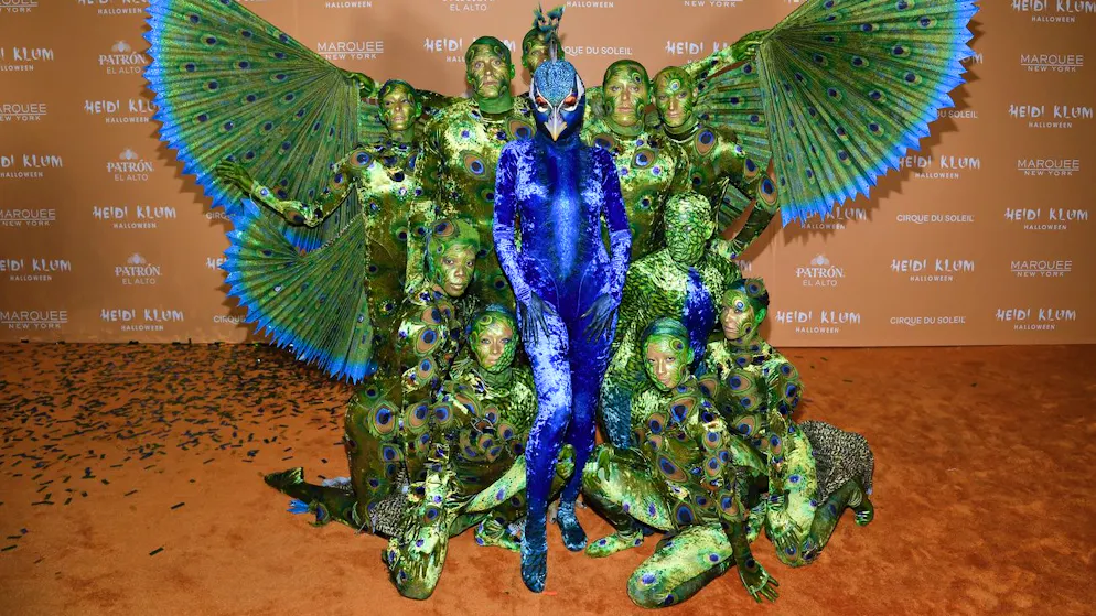 Zehn Helfer. Heidi Klum feiert Halloween als schillernder Pfau – ihr Mann als Ei